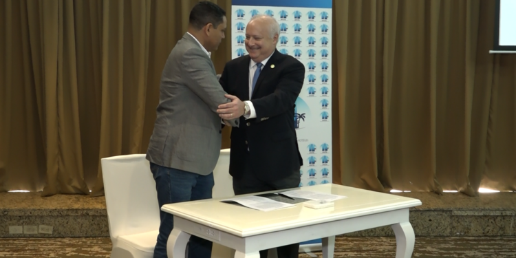 Apatel y Hoppan firman acuerdo por integración turística