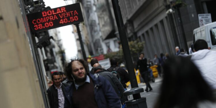 Argentina crea tipo de cambio para shows internacionales y viajes al exterior