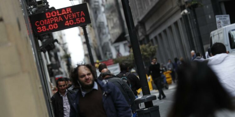 Argentina crea un tipo de cambio para shows internacionales y viajes al exterior