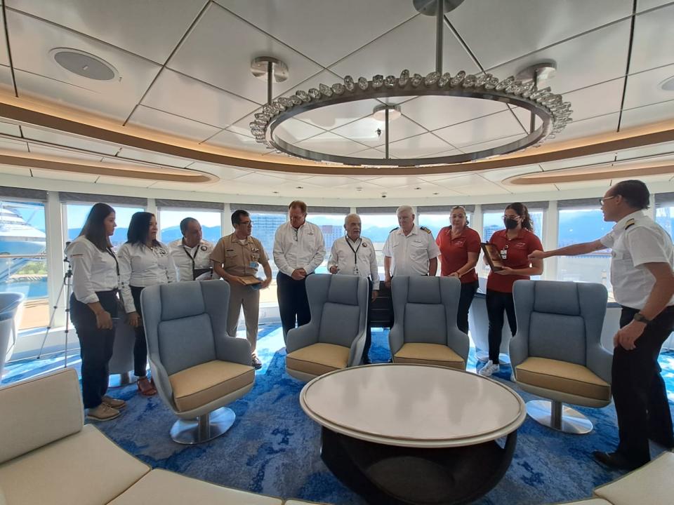 Tripulación del crucero y personal de capitanía de Puertoo y ASIPONA