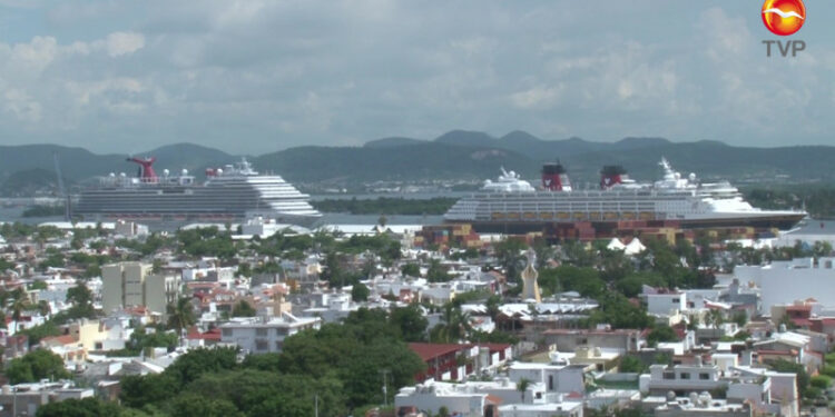 Arriban dos cruceros a Mazatlán con más de 9 mil personas