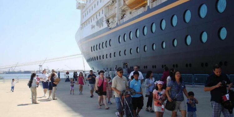 Arriban más cruceros y bajan más pasajeros