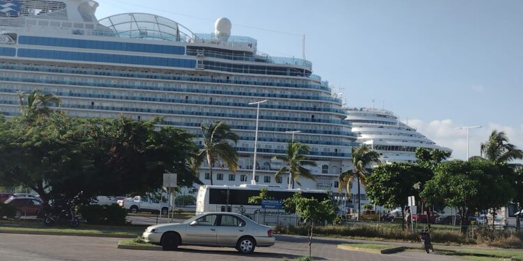 Arribo doble de cruceros dejó a Puerto Vallarta derrama cercana a 1 MDD