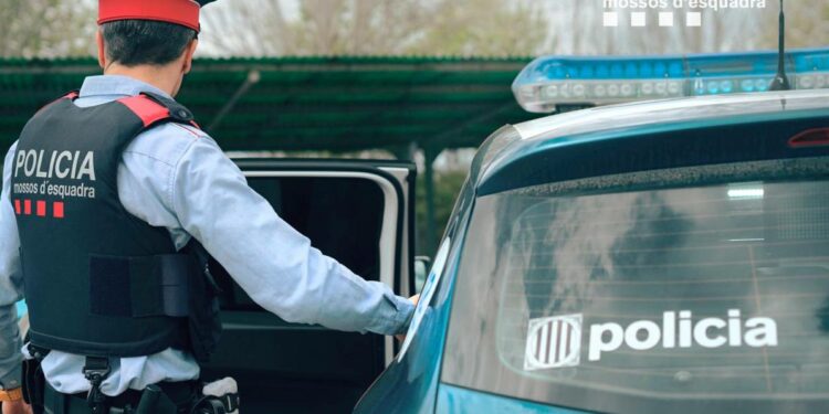 Atropella a un policía en El Vendrell y se da a la fuga