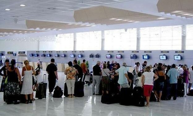 Los pasajeros pueden conseguir ofertas para viajar este puente desde Almería./ideal