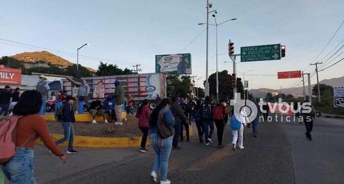 Bloquean crucero de la Ex Garita en Xoxo, exigen entrega de recursos
