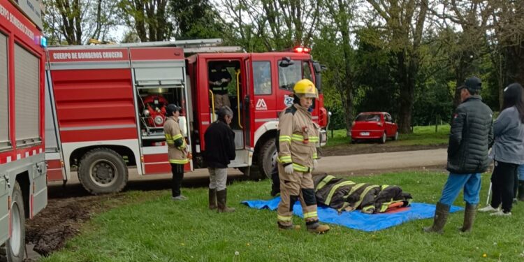 Bomberos de Crucero encuentran con vida a adulto mayor que llevaba cuatro días perdido en Río Bueno