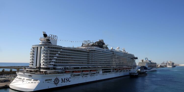 Buscan a una persona que ha caído al agua desde un crucero en el Puerto de Barcelona