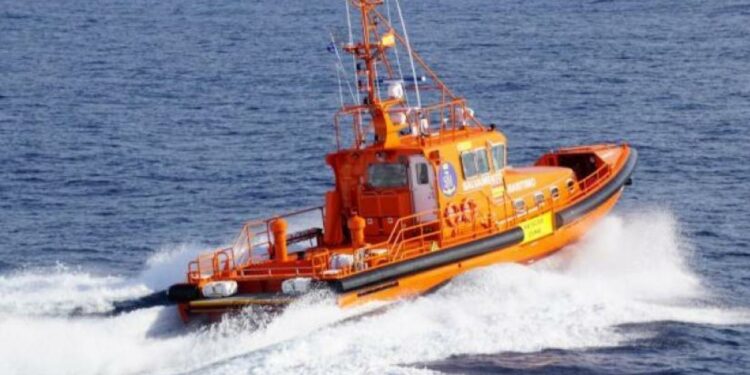 Buscan a una persona que ha caído al mar desde un crucero en el Port de Barcelona