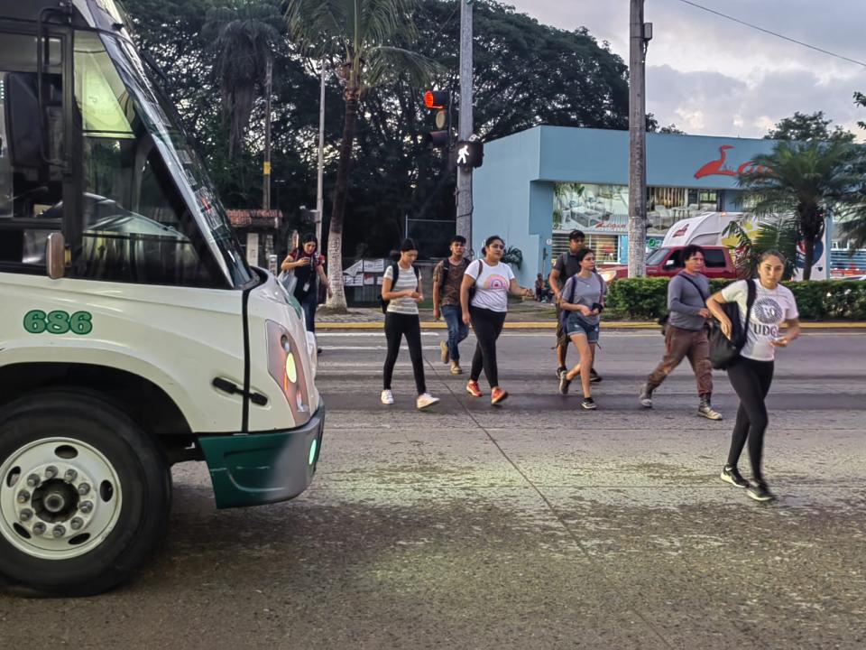 Caos en el crucero de Las Juntas por agandalle de Transportes Medina Peatones deben surcar el intenso tránsito que se hace todos los días