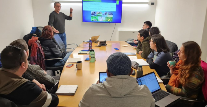Capacitan a guías de Cruceros Australis para concientizar a turistas sobre impacto del castor