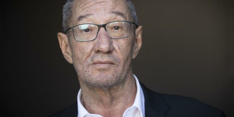 Carlos Boyero, en una fotografía de la promoción de su documental "El Crítico".
