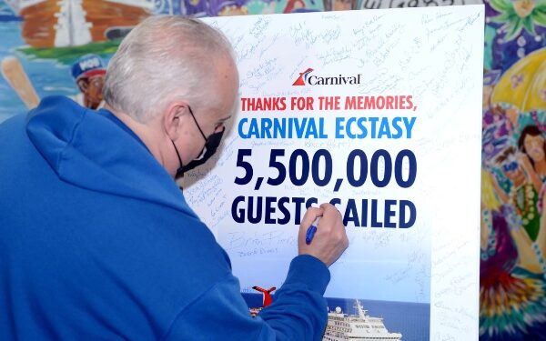 Carnival Ecstasy zarpa para su viaje final