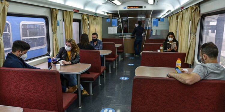 Cine nacional para ver en los trenes: proyectarán películas durante los viajes y en las estaciones