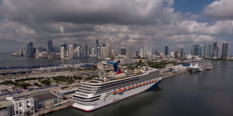Fuerte competencia entre las empresas de cruceros para captar turistas
 REUTERS/Marco Bello