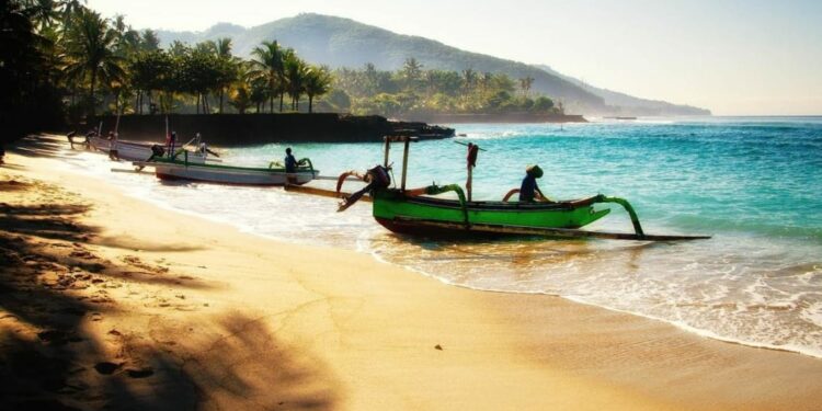 Canoas en una playa de Bali, una de las mejores islas del mundo para vacacionar
