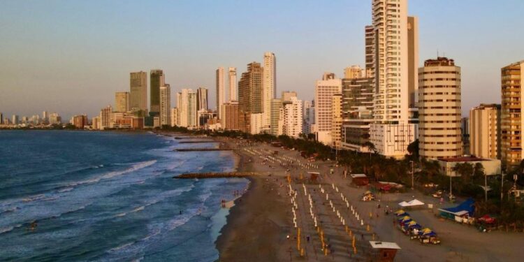 Playa de Cartagena en el centro de la ciudad con altos edificios detrás 