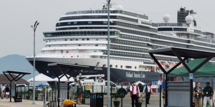 Crucero Nieuw Amsterdam hace escala en Manzanillo con más de mil 700 turistas | AFmedios .