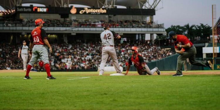 De gastos en viajes en el Ayuntamiento de Mazatlán, de la influenza y de juegos de beisbol con causa, las noticias esta mañana