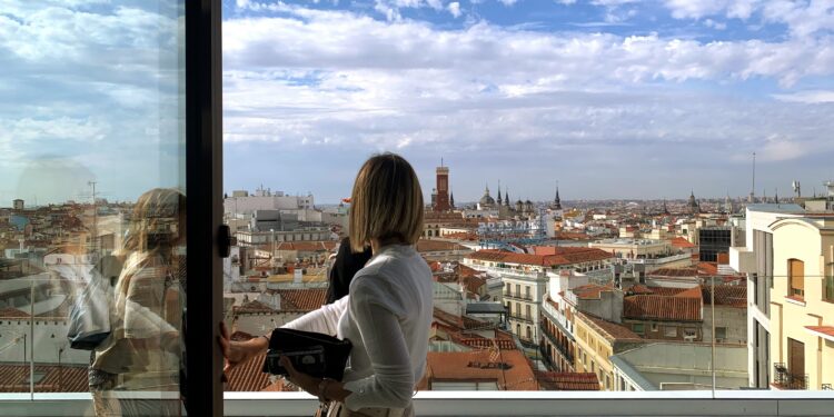 La terraza de una de las habitaciones con vistas a la Puerta del Sol.