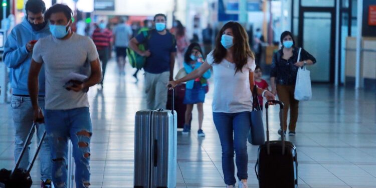 Decisión del MINSAL de que residentes chilenos y extranjeros que ingresaron al país durante la pandemia debían acceder a un hotel de tránsito y financiarlo a su costa, se ajusta a derecho dictamina la Contraloría
