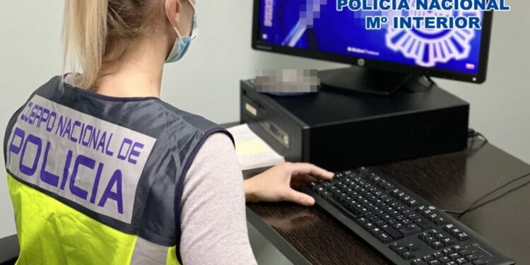 Detenido por estafar a 45 clientes de una agencia de viajes