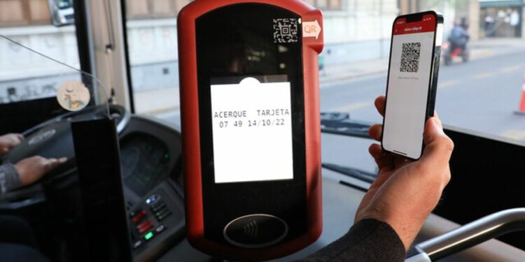 Diariamente más de 200 mil viajes en el transporte público se pagan mediante el sistema de código QR en Santiago