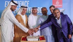 El A380 de Emirates debuta en Bangalore Un avión estacionado en una pista
