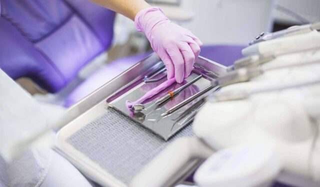 EMPRESA / Los turistas que viajan para realizarse tratamientos dentales son acogidos en la Clínica Dental Delgado