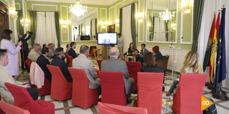 El Ayuntamiento impulsa una mesa de debate sobre la tasa turística en Andalucía (8)
