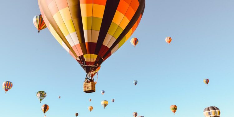 Globos aerostticos en el cielo