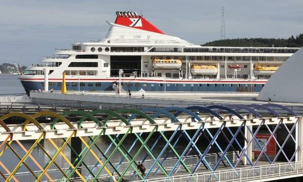 El crucero 'Braemar' atracado en la Dársena de San Agustín en su última escala en Avilés en 2019. / MARIETA