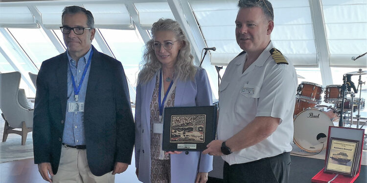 El Puerto de Valencia recibe la primera escala del crucero Azamara Onward