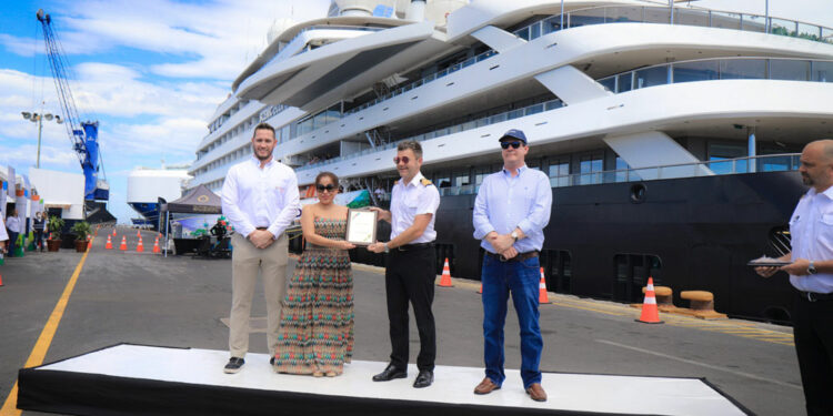 El Salvador abre temporada de cruceros con la llegada del barco Scenic Eclipse 