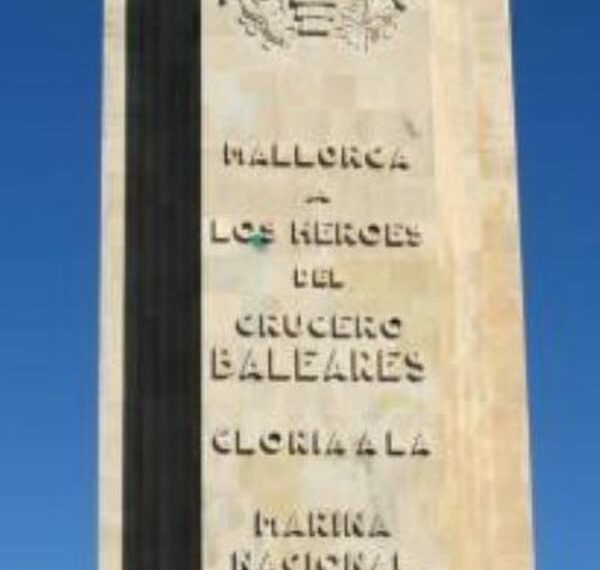 El monumento con su inscripción original, hoy eliminada