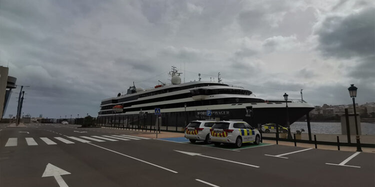 El 'World Voyager' trae a 200 cruceristas para conocer Ceuta