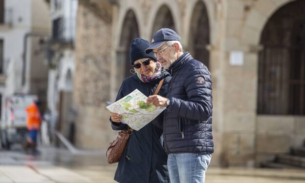 Turistas por Cáceres el pasado mes de abril./HOY