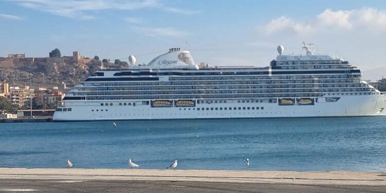 El crucero 'Seven Seas Splendor' hace escala el próximo domingo en el Puerto de Almería