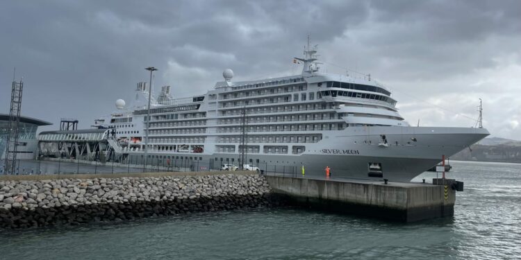El crucero Silver Moon abandona Bilbao