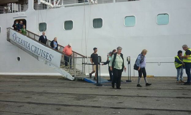 Pasajeros descendiendo del crucero./fotos elena viñas