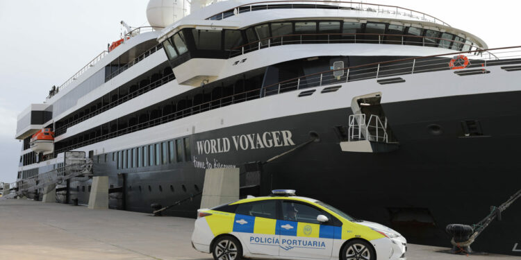 El crucero "World Voyager" hace escala por primera vez en el puerto de Ceuta