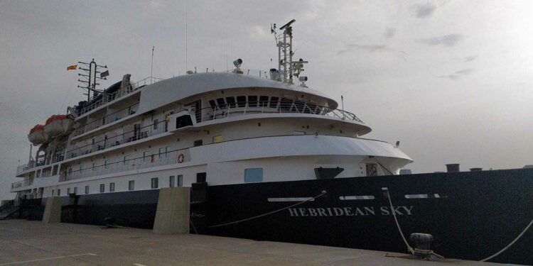 El crucero "boutique de lujo" llena Ceuta de turistas durante unas horas