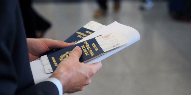 El expediente de Astesiano: Policía chequea viajes de rusos con pasaportes uruguayos - Información - 30/10/2022
