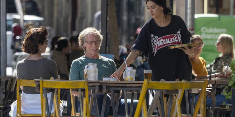 El mercado laboral se enfría en septiembre: el paro sube en 18.000 personas con el fin de los contratos de verano | Economía