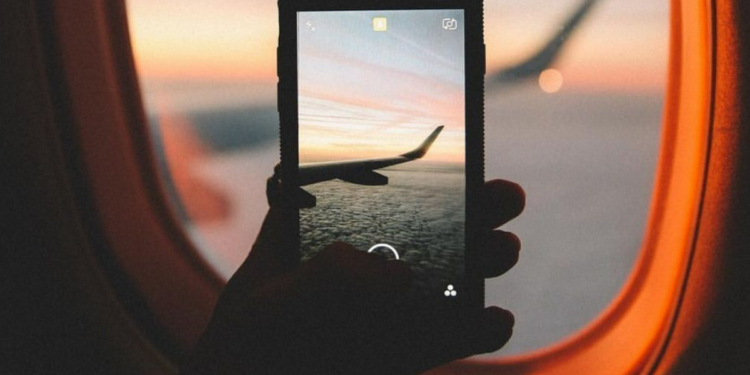 La verdadera razón por la que debes poner el móvil en modo avión en los vuelos