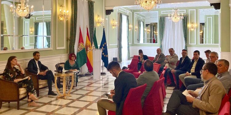 El municipalismo andaluz coincide en la necesidad de contar con la posibilidad de aplicar una tasa turística; Cádiz saluda el debate