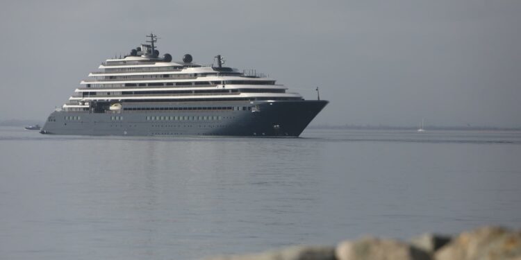El puerto de Roses recibe la escala inaugural del crucero ‘Evrima’