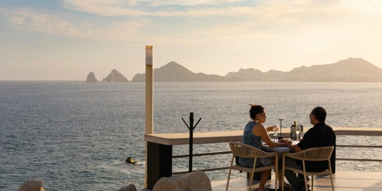 Pareja comiendo en la playa.