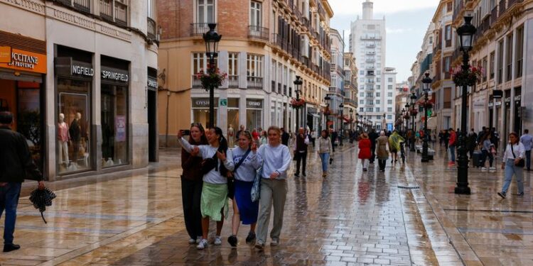 FOTO DE ARCHIVO: Turistas caminan por una calle comercial en el centro de Málaga, España, 28 de abril de 2022. REUTERS/Jon Nazca