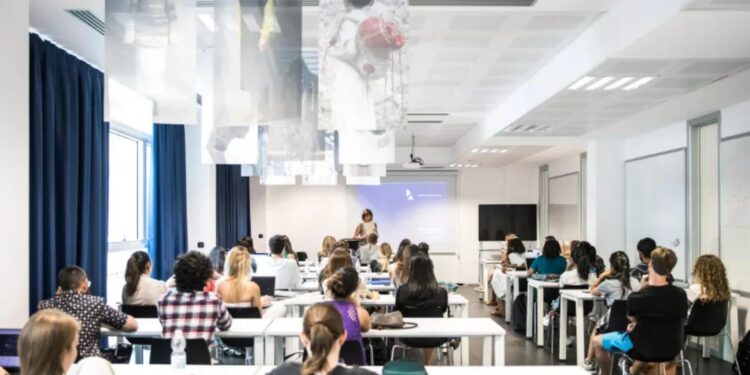 Salón de clases con alumnos